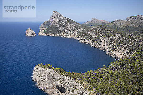 Zerklüftete Landzunge am Cap de Formentor  gesehen vom Mirador es Colomer an der Nordküste der Mittelmeerinsel Mallorca  Balearen  Spanien