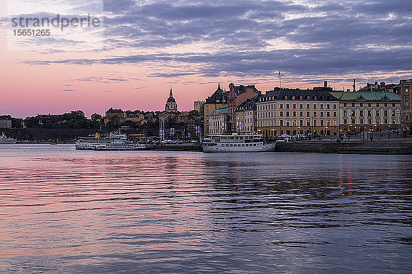 Stockholm während der blauen Stunde in der Dämmerung  Stockholm  Schweden  Skandinavien