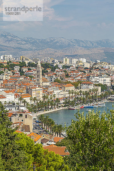 Panoramablick von oben auf die Stadt Split und die Kathedrale des Heiligen Domnius  Split  Dalmatinische Küste  Kroatien