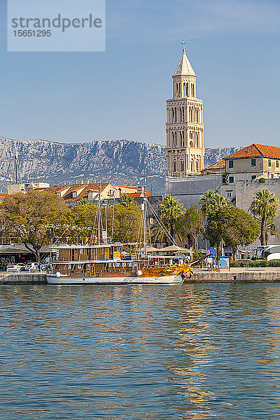 Hafen von Split mit der Kathedrale des Heiligen Domnius  Split  Dalmatinische Küste  Kroatien