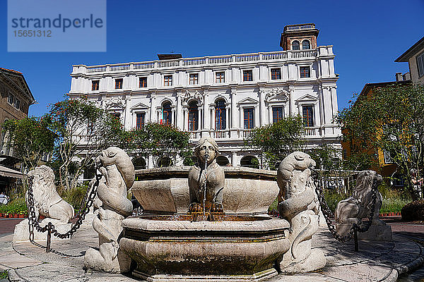 Der Neue Palast von Bergamo  derzeitiger Sitz der Stadtbibliothek Angelo Mai und der Contarini-Brunnen  Bergamo  Lombardei  Italien