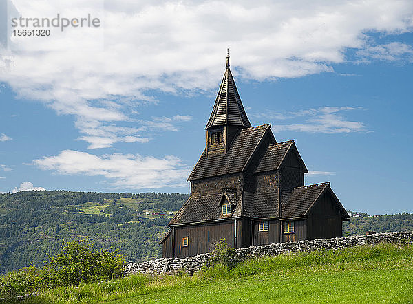 Die Stabkirche Urnes in Urnes  UNESCO-Weltkulturerbe  am Sognefjord  Vestlandet  Norwegen  Skandinavien