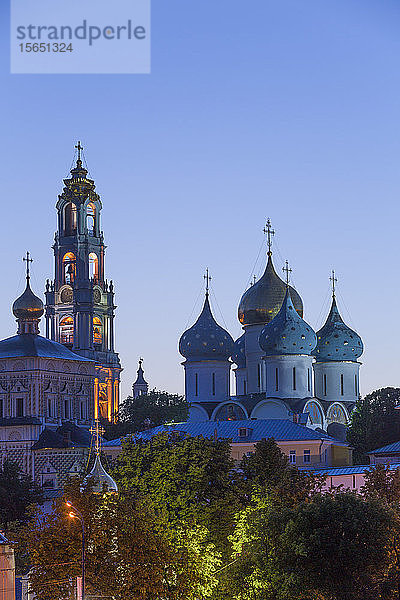 Abend  Überblick  Die Dreifaltigkeitslavra St. Sergius  UNESCO-Stätte  Sergiev Posad  Goldener Ring  Oblast Moskau  Russland