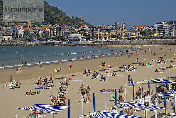 Menschen genießen das Meer am Strand La Concha in San Sebastian  Baskenland  Euskadi  Spanien  Europa