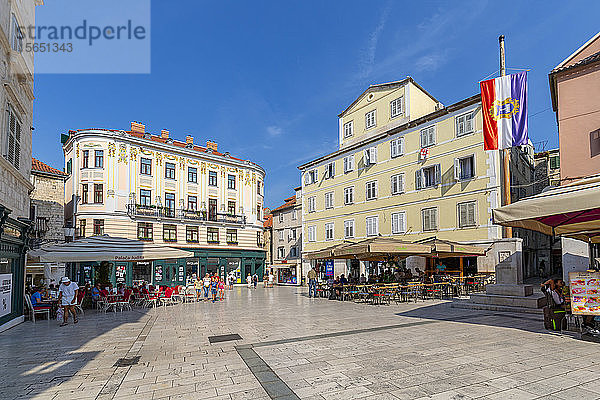 Blick auf Bars und Cafés auf dem Platz des Volkes (Pjaca)  Split  Dalmatinische Küste  Kroatien  Europa