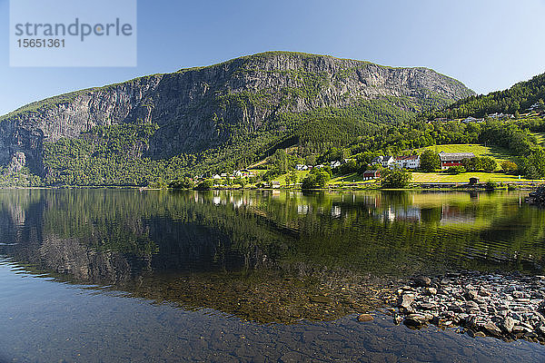 Spiegelungen im stillen Wasser des Sees Granvinvatnet  Hordaland  Vestlandet  Norwegen  Skandinavien