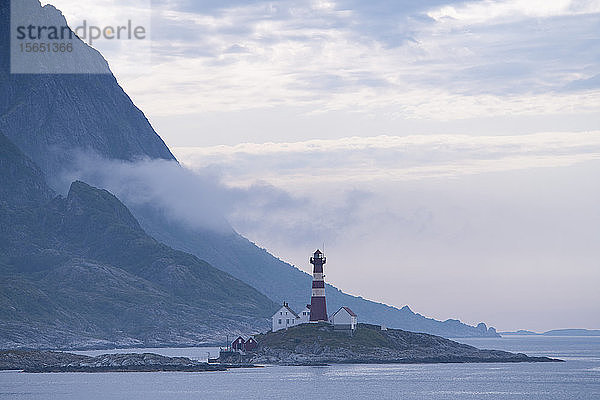 Der Leuchtturm von Landegode bei Bodo an der Nordwestküste Norwegens  Skandinavien