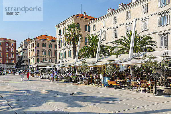 Blick auf Gebäude und Cafés an der Promenade  Split  Dalmatinische Küste  Kroatien