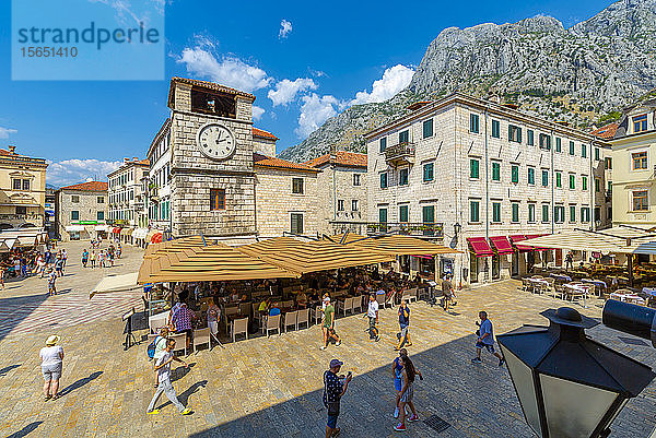 Blick auf den Uhrenturm in der Altstadt von Kotor  UNESCO-Weltkulturerbe  Kotor  Montenegro