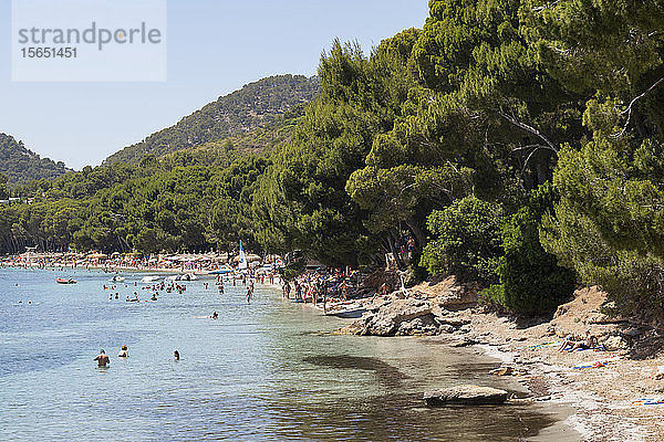 Menschen  die sich in den ruhigen Gewässern der schönen Bucht von Playa (Platja) de Formentor an der Nordküste Mallorcas  Balearen  Spanien  Mittelmeer  entspannen