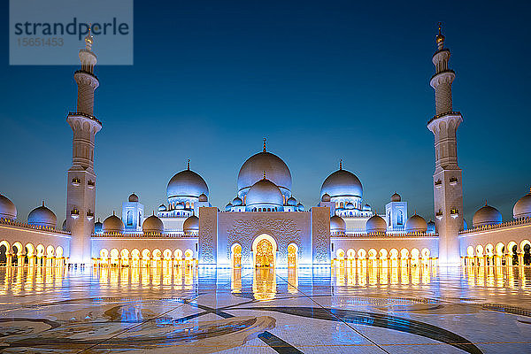 Die prächtige Große Moschee von Abu Dhabi beleuchtet während der abendlichen blauen Stunde  Abu Dhabi  Vereinigte Arabische Emirate  Naher Osten