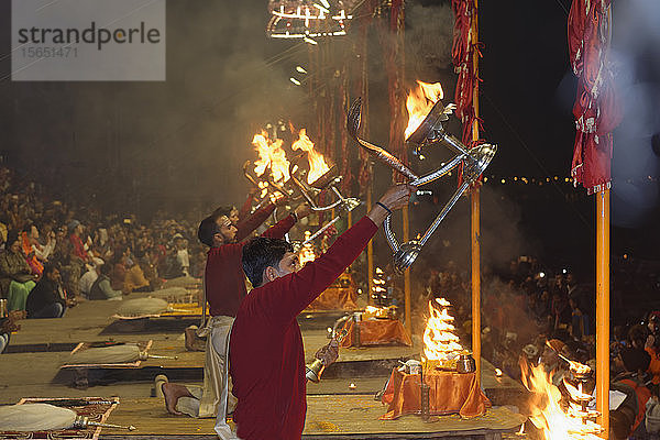 Priester feiern den Fluss Ganges  Aarti durch das Darbringen von Weihrauch  Dashashwamedh Ghat  Varanasi  Uttar Pradesh  Indien  Asien