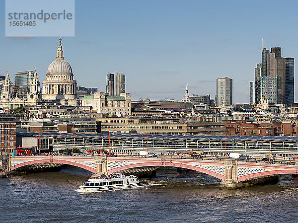 Blick auf die City of London mit der Blackfriars Bridge über die Themse und der St. Paul's Cathedral  London  England  Vereinigtes Königreich  Europa
