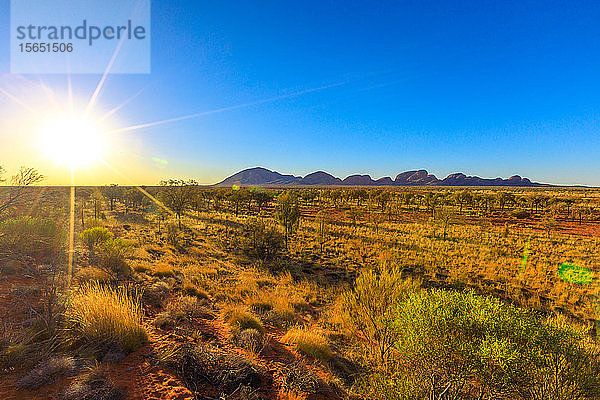 Sonnenstrahlen am Nachmittag des Kata Tjuta im Uluru-Kata Tjuta National Park bei Sonnenuntergang  UNESCO Weltkulturerbe  Australisches Outback  Northern Territory  Australien  Pazifik