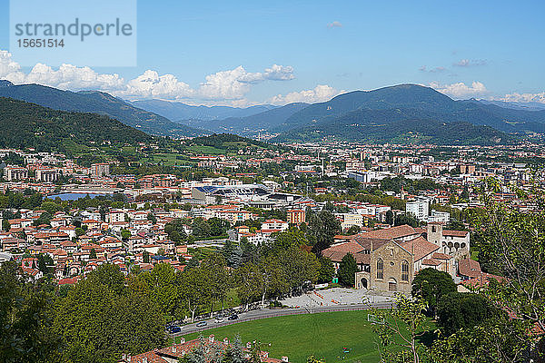 Bergamo Unterstadt von Bergamo Alta aus gesehen  Lombardei  Italien