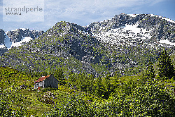 Eine Holzscheune am Hang unterhalb des Frudalsbreen-Gletschers  Vestlandet  Norwegen  Skandinavien