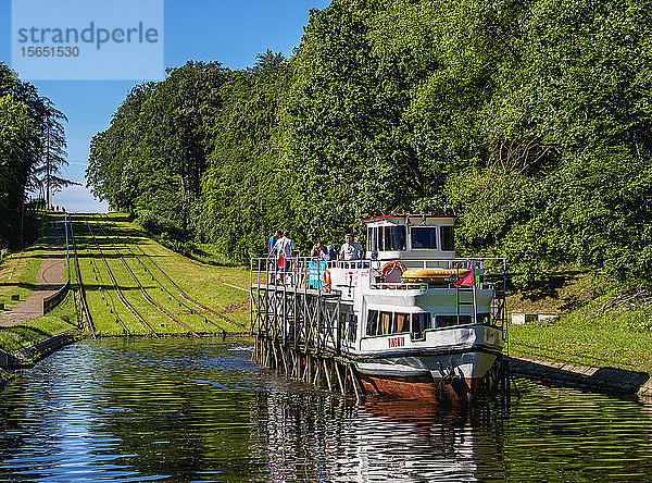 Touristisches Boot in der Wiege der schiefen Ebene in Buczyniec  Elblag-Kanal  Woiwodschaft Ermland-Masuren  Polen  Europa