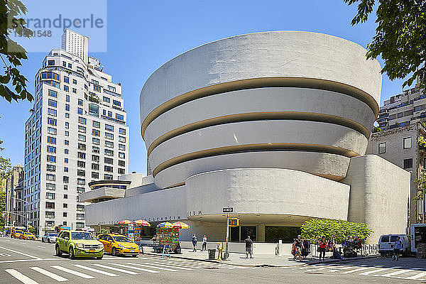 Guggenheim Museum für moderne und zeitgenössische Kunst des Architekten Frank Lloyd Wright in der Fifth Avenue in New York City  New York  Vereinigte Staaten von Amerika