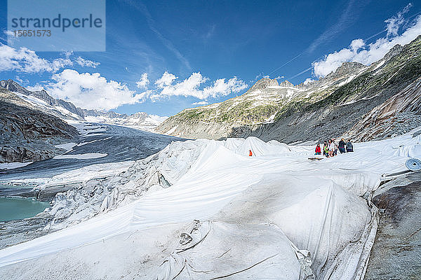 Rhonegletscher mit weißen Decken bedeckt  um ein extremes Abschmelzen aufgrund des Klimawandels zu verhindern  Gletsch  Kanton Wallis  Schweiz