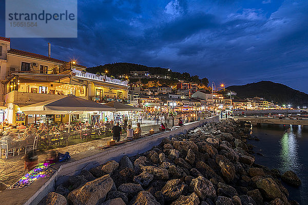 Parga Stadt und Hafen bei Nacht  Parga  Preveza  Griechenland