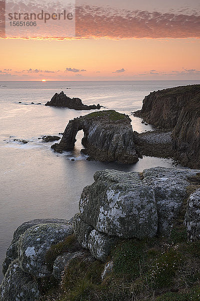 Ein farbenprächtiger Sonnenuntergang mit Blick auf die Inseln Enys Dodnan und Armed Knight bei Land's End  Cornwall  England  Vereinigtes Königreich