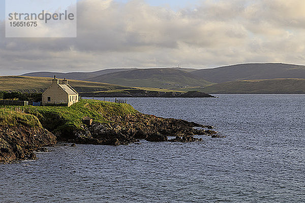 Crofthouse und Ausblicke auf die Küste  Reawick  West Mainland  Shetland-Inseln  Schottland  Vereinigtes Königreich