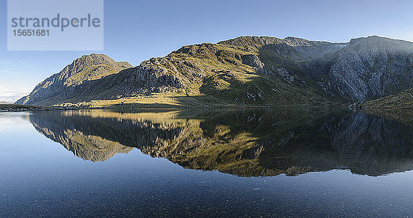 Tryfan spiegelt sich im Wasser des Llyn Idwal in Snowdonia  Wales  Vereinigtes Königreich