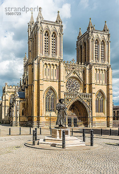 Statue von Rajah Ram Mohun Roy unterhalb der Kathedrale von Bristol (Cathedral Church of the Holy and Undivided Trinity)  Bristol  England  Vereinigtes Königreich