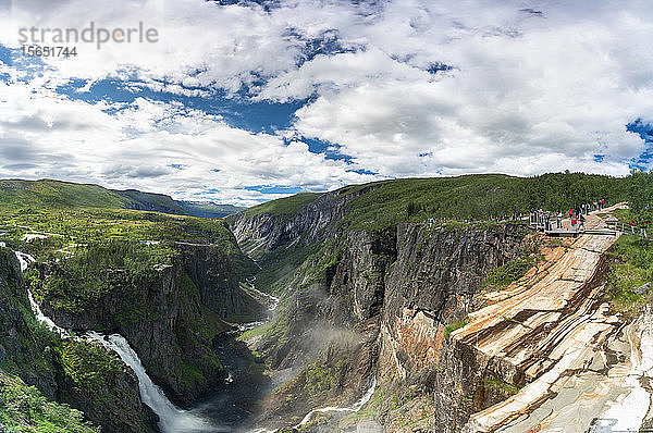 Wanderer bewundern den Wasserfall Voringsfossen von der Schlucht oben  Eidfjord  Provinz Hordaland  Norwegen  Skandinavien