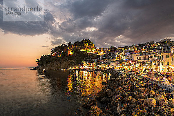 Abendlicher Blick auf die Burg und den Ferienort Parga  Preveza  Griechenland