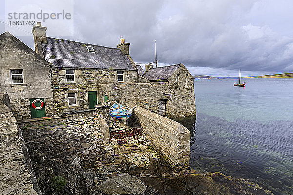 Wetterfront über der Lodberrie  historisches Gebäude  Heimat des TV-Detektivs Jimmy Perez  Lerwick  Shetlandinseln  Schottland  Vereinigtes Königreich