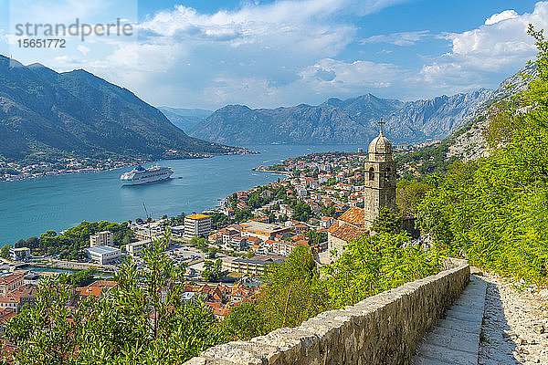 Blick auf das Kreuzfahrtschiff und die Kapelle Unserer Lieben Frau der Erlösung mit Blick auf die Altstadt  UNESCO-Weltkulturerbe  Kotor  Montenegro