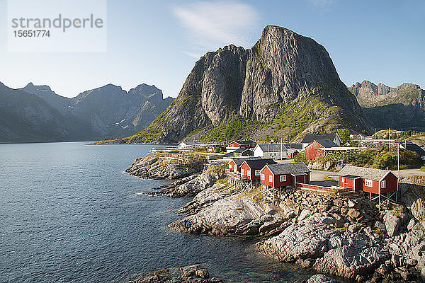 Hamnoy  wo die Rorbu (Fischerhütten) jetzt als Touristenunterkünfte genutzt werden  Lofoten  Norwegen  Skandinavien