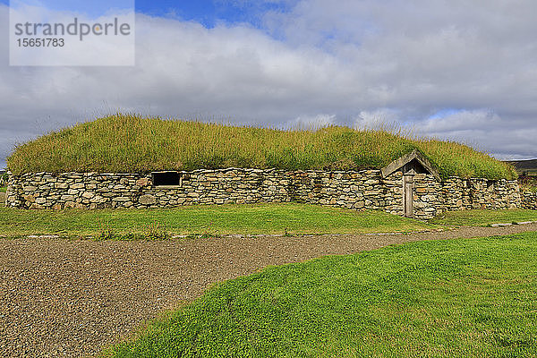 Nachbildung eines Langhauses der Wikinger  Torfdach  Haroldswick  Insel Unst  Shetlandinseln  Schottland  Vereinigtes Königreich  Europa