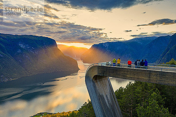 Menschen bewundern den Sonnenuntergang vom Aussichtspunkt Stegastein  Luftaufnahme  Aurlandsfjord  Provinz Sogn og Fjordane  Norwegen  Skandinavien