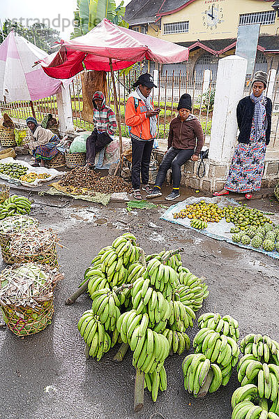 Täglicher Markt vor dem Bahnhof von Fianarantsoa  Region Ihorombe  Süd-Madagaskar  Afrika