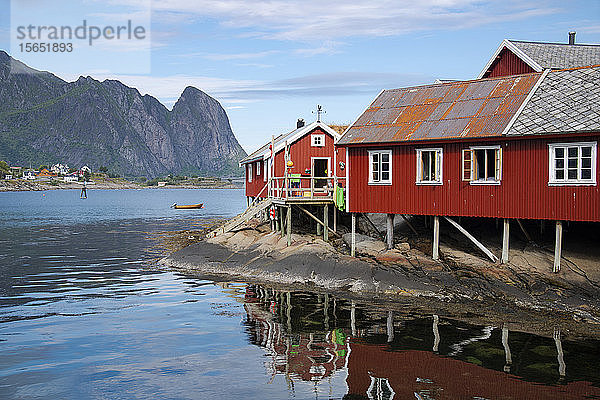 Rorbu  traditionelle Fischerhütten  die jetzt als Touristenunterkünfte genutzt werden  in Reine  Moskenesoya  Lofoten  Norwegen