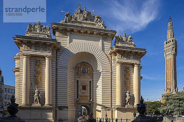 Die Porte de Paris mit dem Belfried des Rathauses  Lille  Nord  Frankreich