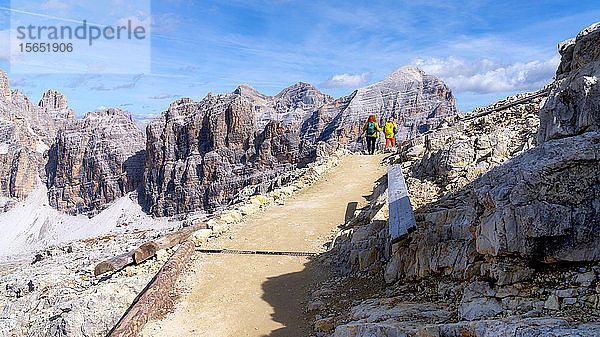 Wanderer auf dem Monte Lagazuoi  Dolomiten  Dolomiten  Italien  Europa
