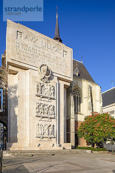 Rihour-Palast und das Denkmal für die Opfer der Kriege Aux Lillois  Rihour-Platz  Lille  Nord  Frankreich
