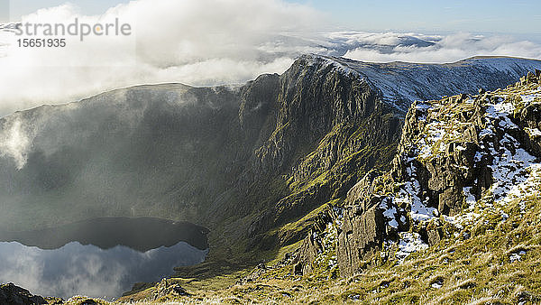 Craig Cau  fotografiert vom Gipfel des Cadair Idris  Snowdonia  während einer Wolkeninversion im Winter  Wales  Vereinigtes Königreich