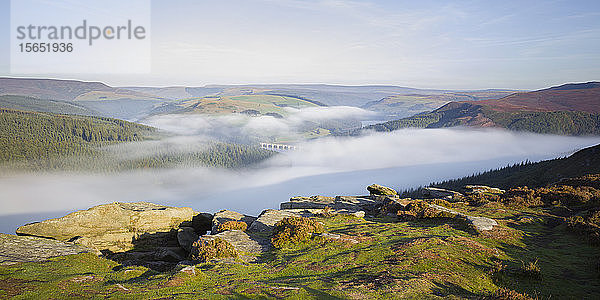 Frühmorgennebel über dem Ladybower Reservoir im Tal unterhalb von Bamford Edge  Peak District  Derbyshire  England  Vereinigtes Königreich