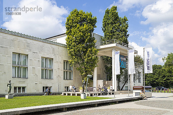 Der Eingang zum Museum für moderne Kunst in Ljubljana  Cankarjeva Cesta  Ljubljana  Slowenien