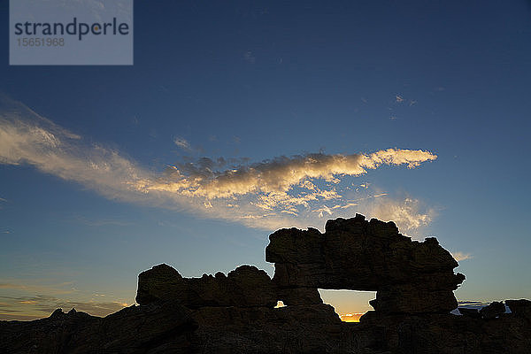 Sonnenuntergang bei der berühmten Felsformation La Fenetre  Isalo-Nationalpark  Provinz Fianarantsoa  Region Ihorombe  Süd-Madagaskar  Afrika