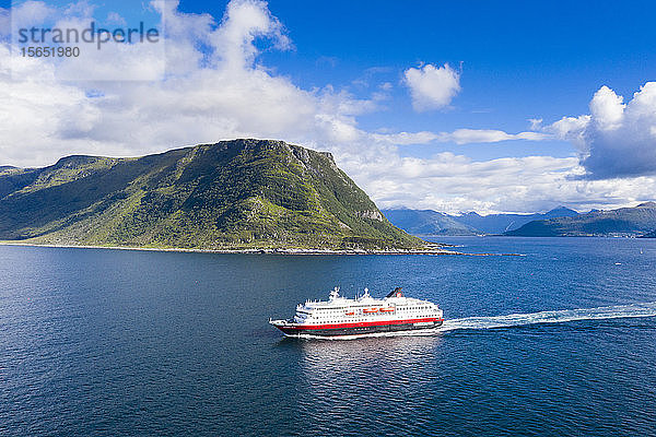 Luftaufnahme einer Drohne von Hurtigruten während einer täglichen Fahrt entlang des Fjords  Alesund  More og Romsdal  Norwegen  Skandinavien  Europa