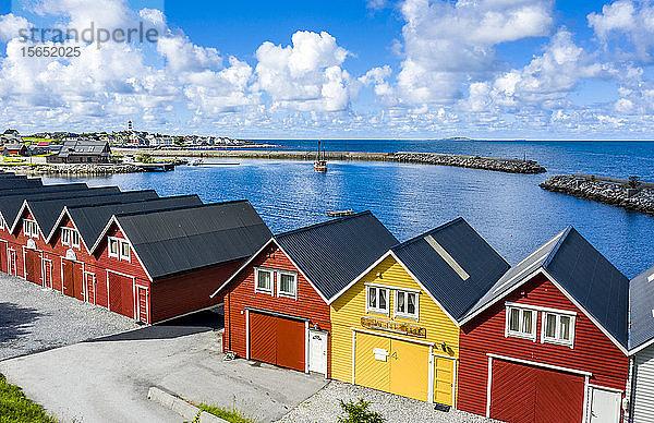 Traditionelle Holzhäuser am Wasser entlang des Fjords  Alnes  Godoya Island  Alesund  More og Romsdal County  Norwegen  Skandinavien