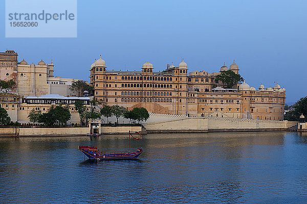 Stadtpalast und Pichola-See  Udaipur  Rajasthan  Indien
