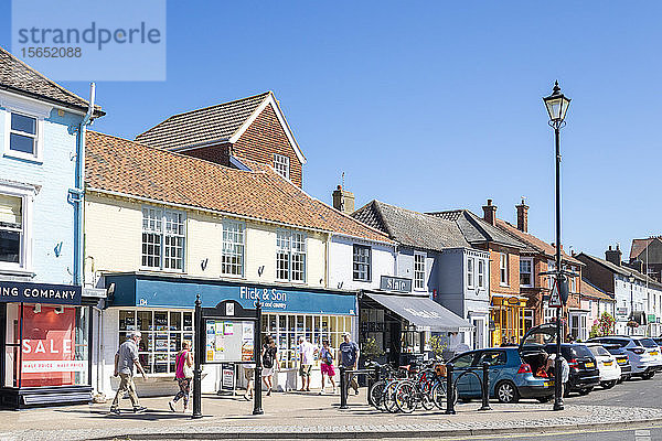 Aldeburgh High Street mit Menschen  die in kleinen Geschäften stöbern  Aldeburgh  Suffolk  England  Vereinigtes Königreich  Europa