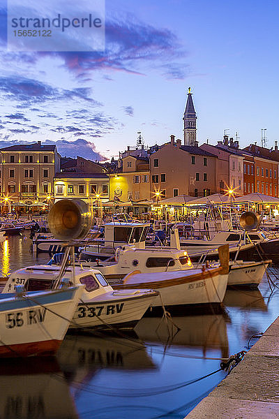 Blick auf den Hafen und die Altstadt mit der Kathedrale der Heiligen Euphemia in der Abenddämmerung  Rovinj  Istrien  Kroatien  Adria