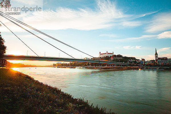 Blick auf die UFO-Brücke über die Donau